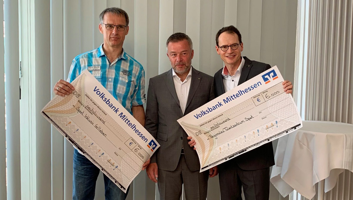 Spendenübergabe durch Manfred Bender (Mitte) an Carsten Scherlies (re) und Dirk Köhler (Foto: Nicolai Zeltinger).